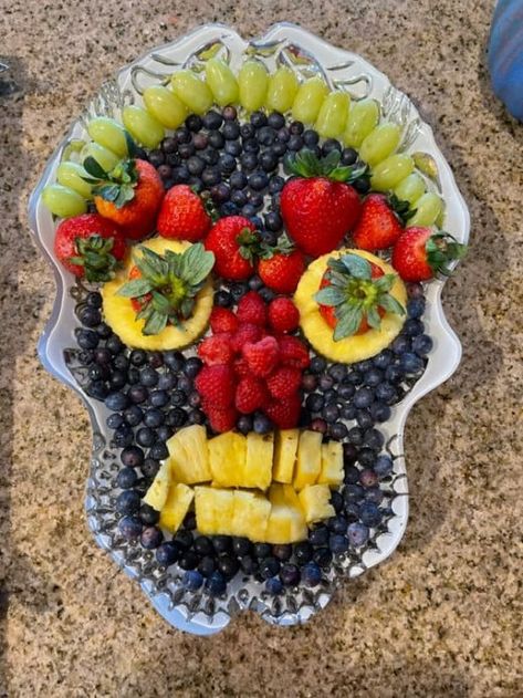 Fruit Tray Halloween Ideas, Fruit Tray Halloween, Halloween Fruit Tray Ideas For Party, Skeleton Fruit Tray, Hocus Pocus Fruit Tray, Spooky Fruit Platter, Halloween Fruit Tray Ideas, Halloween Fruit Kabobs, Halloween Fruit Salad