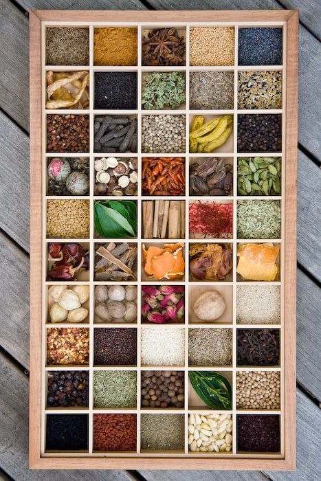 spice tray Neat Kitchen Gadgets, Kit Gin, Dried Spices, Spice Tray, Things Organized Neatly, Homemade Seasonings, Spice Box, Flavor Enhancers, Chefs Kitchen