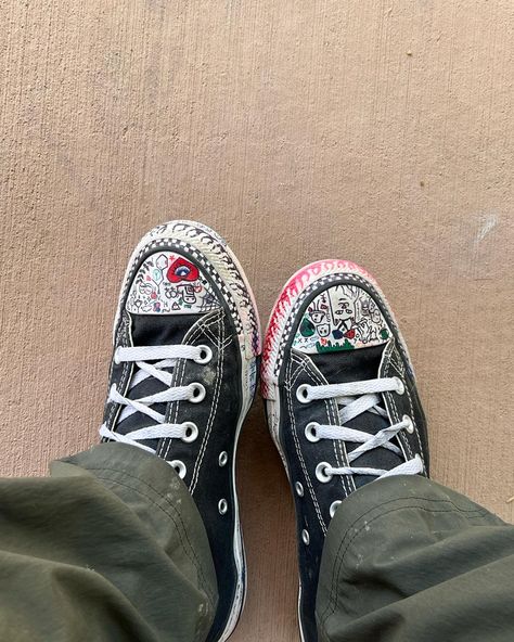 90’s drawing on shoes aesthetic Vans With Drawings On Them, Drawing On Vans Sharpie, Drawing In Converse Shoes, Converse Doodles Aesthetic, Cute Things To Draw On Your Converse, Shoe Drawing Ideas Vans, Converse Writing On Shoes Aesthetic, Converse Drawings On Shoes, Drawing On Shoes Aesthetic Grunge