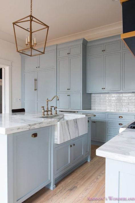 Kitchen With Blue Cabinets, Evening Drive, Bulthaup Kitchen, Vintage Modern Kitchen, Grey Blue Kitchen, Lakehouse Ideas, Subway Backsplash, Серая Кухня, Kabinet Dapur