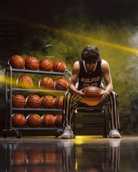 Senior Basketball Photography, Cool Basketball Pictures, Basketball Team Pictures, Basketball Pictures Poses, Sports Photoshoot, Basketball Senior Pictures, Senior Photos Boys, Sport Portraits, Male Senior Pictures