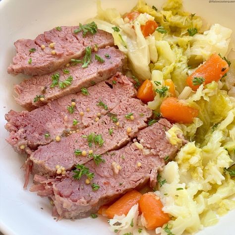 {VIDEO} Instant Pot Low-Carb Corned Beef & Cabbage - Fit Slow Cooker Queen Crockpot Low Carb, Pressure Cooker Corned Beef, Beef Cabbage, Corned Beef Brisket, Corn Beef And Cabbage, Homemade Spices, Air Fryers, Cabbage Recipes, Instant Pot Pressure Cooker