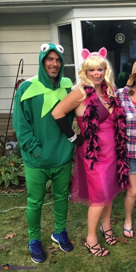 Home made costume. I used a foam ball cut in half for Kermit’s eyes. Miss Piggy And Kermit Costumes, Kermit The Frog Costume, Miss Piggy Costume, Miss Piggy And Kermit, Meme Costume, Halloween Costumes Diy Couples, Made Costume, Frog Costume, Trio Halloween Costumes