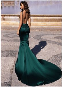 Cocktail Dresses With Sleeves, Emerald Dresses, Dress Display, 파티 드레스, Pretty Prom Dresses, Green Prom Dress, Prom Outfits, Grad Dresses, Satin Prom Dress