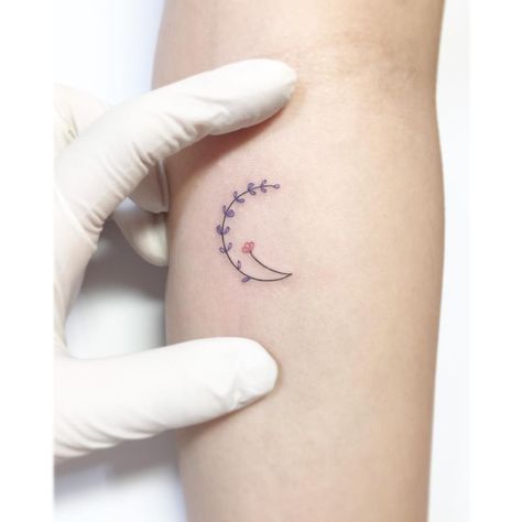 Moon + Lavender Side Tats, Dainty Tats, Minimalist Tattoo Meaning, Dragons Tattoo, Basic Tattoos, Tattoo Minimal, Palm Tattoos, Geniale Tattoos, Wrist Tattoos For Women