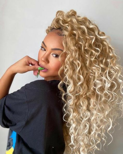 Blonde Crochet Hairstyles Curls, Big Curly Blonde Hair, Lived In Vivid Hair, Summer Curly Hair Color, Curly Perm Hairstyles, Blonde Curly Long Hair, Blonde Curly Hair Highlights, Blonde Curly Hair Natural, Blonde Hair Curly