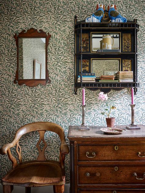 Eclectic mix of Victoian and Georgian antiques against William Morris wallpaper (Ben Pentreath interiors) Ben Pentreath Interiors, Ben Pentreath, William Morris Wallpaper, Morris Wallpapers, English Decor, Attic Renovation, London House, Georgian Homes, Attic Rooms