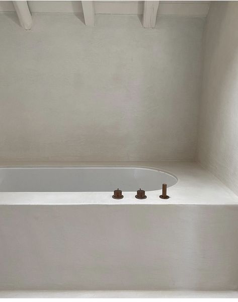 Boutique Bathroom, Built In Bathtub, Built In Bath, Architecture Bathroom, Bathtub Design, Freestanding Tub, Upstairs Bathrooms, Bathroom Inspo, Minimalist Bathroom