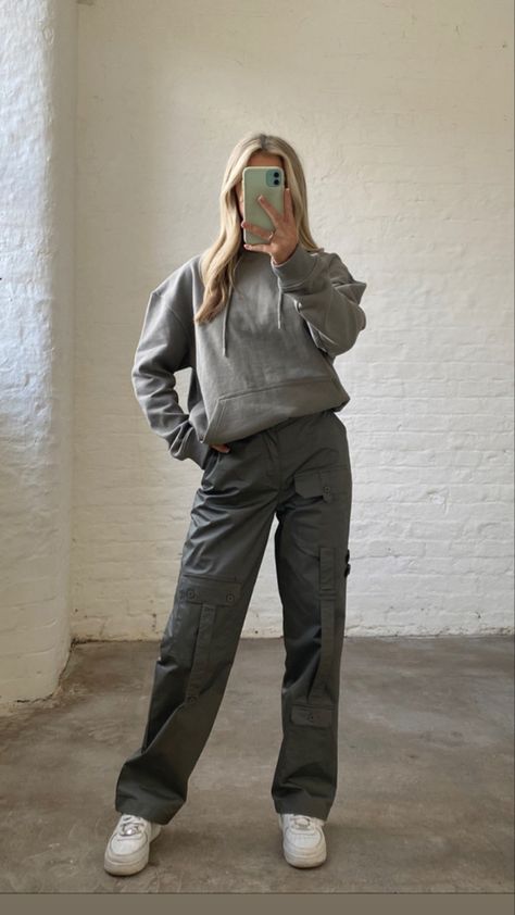 Monochromatic Cargo Outfit, Causal Night Out Outfits Winter, Gray Cargo Pants Outfit Winter, Grey Khaki Pants Outfit Women, Winter Beige Pants, Cargo Grey Pants Outfit, Cargo Pants Outfit 2023, Gray Cargo Pants Outfit For Women, Dark Grey Cargo Pants Outfit