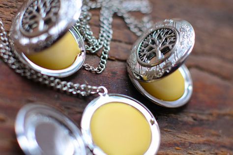 Homemade Perfume, Perfume Locket, Botanical Perfume, Perfume Recipes, Diy Perfume, Essential Oils Gifts, Aromatherapy Gifts, Diy Cosmetics, Essential Oil Perfume