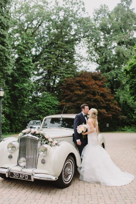 Wedding Bently Car, Bride And Groom Classic Car, Vintage Car Wedding Decorations, Vintage Car For Wedding, Old Cars Wedding, Wedding Old Car, Wedding Pictures With Car, Wedding Cars Luxury, Vintage Car Wedding Photos