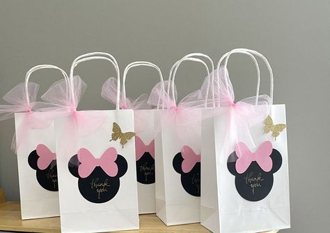 Minnie Mouse Birthday Party Ideas Cricut, Minnie Mouse Birthday Party Set Up, Oh Twodles Goodie Bags, Party Favors Minnie Mouse, Minnie Mouse Party Packs, Minute Mouse Birthday, Minnie Mouse Favor Bags, Minnie Mouse Birthday Party Favor Ideas, Minnie Mouse Loot Bag Ideas