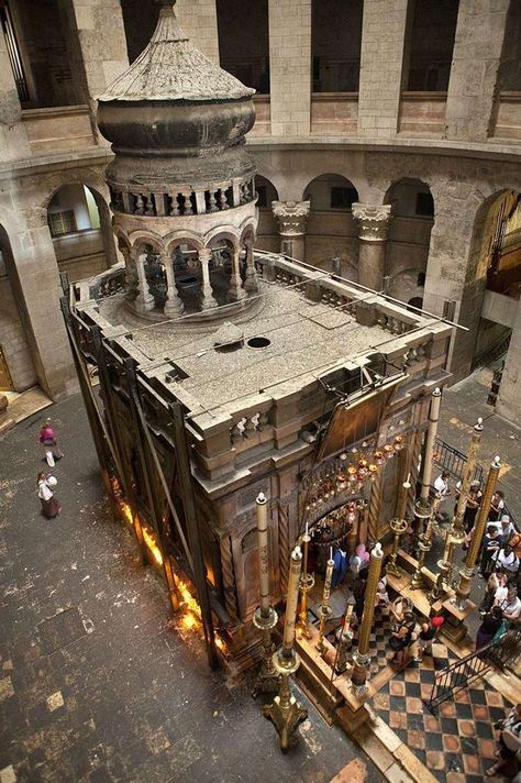 The Tomb Of Jesus, Tomb Of Jesus, Church Of The Holy Sepulchre, Terra Santa, Bible History, Old Churches, Cathedral Church, Sacred Places, Place Of Worship