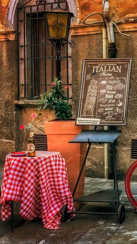 Italian Interior Aesthetic, Italy Restaurant Interior, Italian Trattoria Design, Focaccia Ideas, Italian Cafe Aesthetic, Italian Kitchen Aesthetic, Little Italy Party, Italian Restaurant Aesthetic, Old Italian Aesthetic