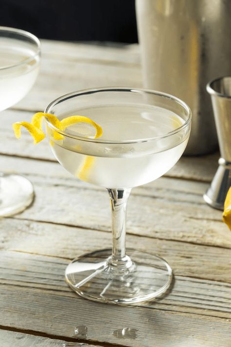 Vesper Martini Recipe, Elderflower Martini, Vesper Martini, Cocktail Gin, Gin Lemon, Vodka Brands, Classic Martini, Dry Martini, Craft Gin