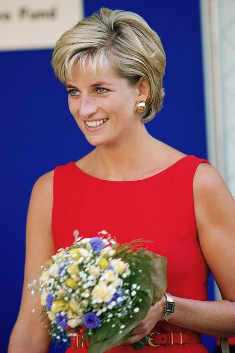 Princess Diana Hairstyles and Cut - Princess Diana Hair Eyeliner Bleu, Diana Haircut, Princess Diana Hair, Princess Diana Photos, Princes Diana, Elisabeth Ii, The Beauty Department, Lady Diana Spencer, Vogue Uk