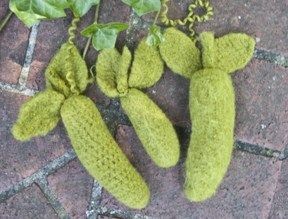 Felted knit and crochet pickles with patterns – Felting Crochet Pickles, Playdough Learning Activities, Knitting Quilt, Felted Projects, Felting Techniques, 9 Patch Quilt, Mug Rug Patterns, Needle Felting Tutorials, Felt Bows