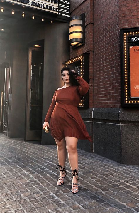 Nadia Aboulhosn: Plisse Dress Pear Shaped Dresses, Nadia Aboulhosn, Pear Shaped Women, Plus Size Tips, Plisse Dress, Moda Plus, My Childhood, Women Plus Size, Plus Size Dress