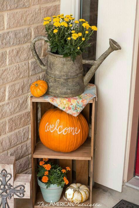 Decorating A Small Front Porch, Front Porch For Fall, Porche Halloween, Outside Fall Decor, Deco Champetre, Small Front Porch, Ideas For Decorating, Fall Front Porch Decor, Fall Thanksgiving Decor