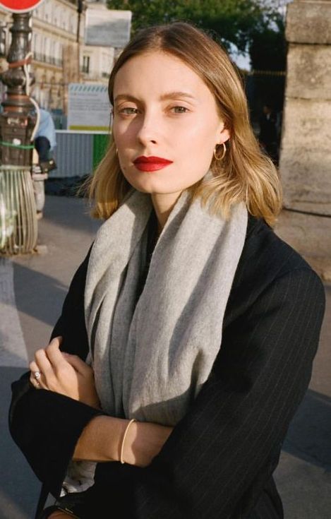 Red Lips Street Style, Parisian Style Women, Earrings Street Style, Winter Parisian Style, Classy Parisian Style, Parisian Hair, Parisian Look, Style Parisienne, Parisienne Chic