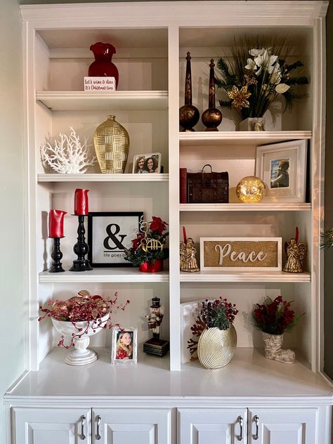 Christmas Bookcase Decor, Scandinavian Library, Christmas Bookshelves, Christmas Bookshelf Decor, Casa Miami, Interior Styles Guide, Christmas Bookshelf, Library Christmas, Decor 2023