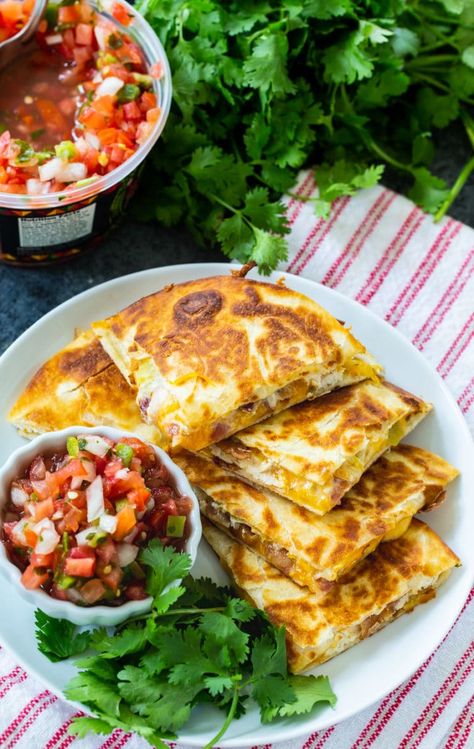 Sassy Sandwiches, Mexican Quesadilla, Healthier Dinners, Quesadilla Recipes Easy, Spicy Southern Kitchen, Black Pepper Chicken, Chicken And Bacon, Mexican Night, Dear Zoo