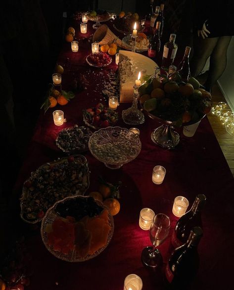 Horror Tea Party, Halloween Dinner Party Aesthetic, Gothic Decorations Party, Halloween Dinner Aesthetic, Gothic Vampire Party, Halloween Party Classy, Witch Party Aesthetic, Dark Dinner Party Aesthetic, Dark Dinner Table Aesthetic