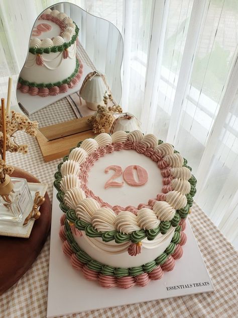 Antique Birthday Cake, Round Cake Piping Ideas, Vintage Icing Cake, Vintage Layer Cake, Vintage Style Cake Birthday, Vintage 30th Birthday Cake, Circle Birthday Cake Aesthetic, Vintage Cake Circle, Vintage Piped Cake