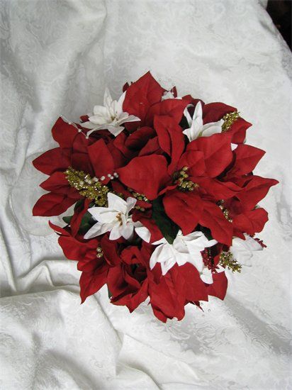 Poinsetta as the flower...its a must when you dream of a Christmas Wedding Alternative Bridesmaid, Christmas Wedding Bouquets, Christmas Wedding Flowers, Christmas Bridesmaids, White Winter Wedding, Rustic Winter Wedding, Winter Wedding Bouquet, Christmas Bouquet, January Wedding