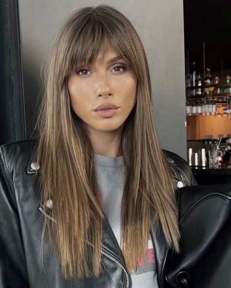 24 Trending Hairstyles For Oval Face Shape Franje Pony, Sleek Long Hair, Balayage With Bangs, Hairstyles For Oval Face Shape, Ideas For Straight Hair, Brown Hair With Bangs, Oval Face Bangs, Straight Hair With Bangs, Oval Face Shape