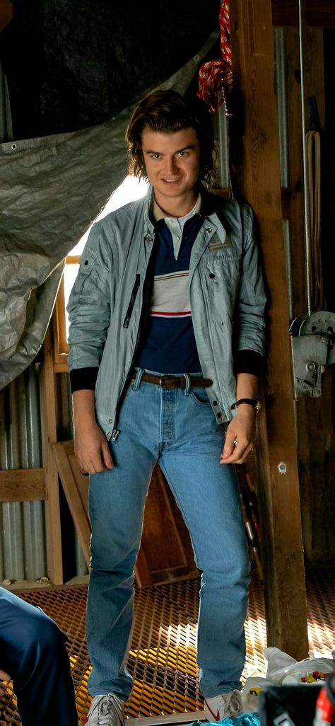 Steve Harrington Outfit, Steve Harrington Wallpaper, Airforce 1 Outfit, Friends Season 1, Steve Harrington Stranger Things, Joe Kerry, Stranger Things Outfit, Sporty Street Style, Friends Season