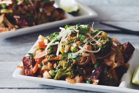 vegan pad thai Recipes With Tamarind Paste, Recipes With Tamarind, Hot For Food, Vegan Pad Thai, Pad Thai Sauce, Thai Sauce, Pad Thai Recipe, Mushroom Dish, Tamarind Paste