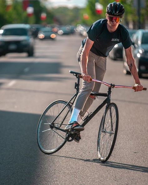 Sunday skids in Carytown. ... ... ... ... ... ... ... ... ... ... #savethetrackbike #onegearnofear #carytown #richmond #rva #supportyourlocalbikeshop #tarck #trackbike #fixie #fixedgear Bici Retro, Bmx Cruiser, Bike Outfits, Road Bike Vintage, Urban Bicycle, Cycling Photography, Bike Messenger, Velo Vintage, Urban Cycling