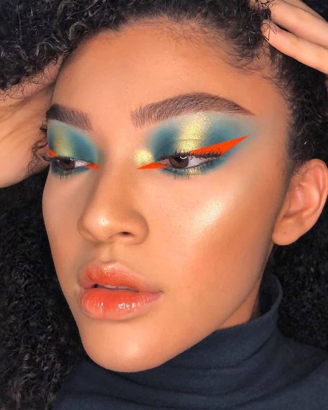 BEAUTY BAY on Instagram: “Intergalactic vibes 🚀🌌👽 Tap to shop 🛒 (📸 @glowykathh) #BEAUTYBAY” Halo Eyes, Halo Eye Makeup, Maquillage On Fleek, Make Your Eyes Pop, Extreme Makeup, Eye Makeup Techniques, Makeup Eye Looks, Creative Eye Makeup, Creative Makeup Looks