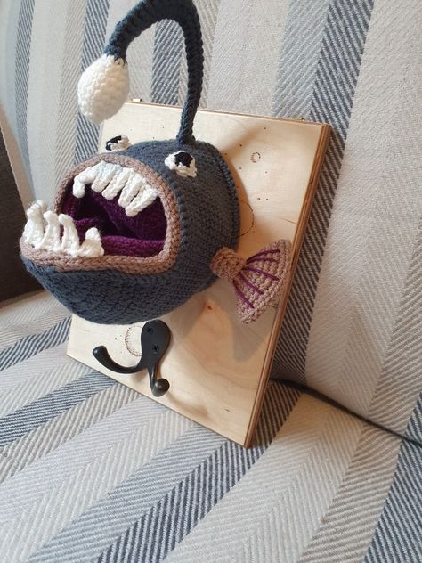 Crochet Trophy, Angler Fish, Crochet Ideas, Straw Bag, Amigurumi, Top Handle Bag, Fish, Sewing, Crochet