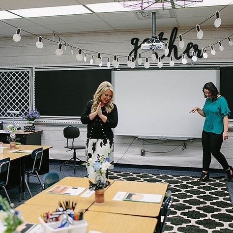 Gorgeous classroom design ideas for back to school 50 - Matchness.com Industrial Chic Classroom, Chic Classroom Decor, Teacher Desk Organization, Classroom Goals, Diy Classroom Decorations, Classroom Makeover, Elementary Classroom Decor, 5th Grade Classroom, Classroom Decor Themes