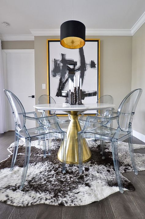 Ghost Chair Dining Room, Ghost Chairs Dining, Acrylic Furniture Decor, Glam Livingroom, Black Round Dining Table, Transparent Chair, Ghost Chairs, Dining Room Style, White Interior Design