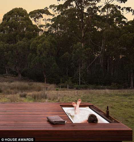 The home boasts an outdoor bath set into decking overlooking an expanse of native bush... Sunken Bath, Outdoor Bathtub, Outdoor Bathroom Design, Outdoor Tub, Outdoor Baths, Wooden Deck, Tub Ideas, Outdoor Bath, Outdoor Bathrooms