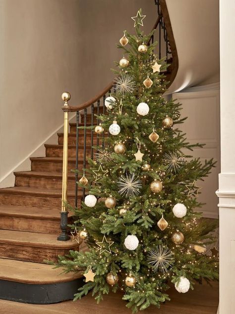 7 Christmas Tree 2023 Decor Trends And 70 Ideas - DigsDigs Christmas Tree Inspo, Glass Christmas Baubles, Minimalist Christmas Tree, Real Christmas Tree, Gold Christmas Decorations, Christmas Themes Decorations, Christmas Tree Inspiration, Cool Christmas Trees, Gold Christmas Tree