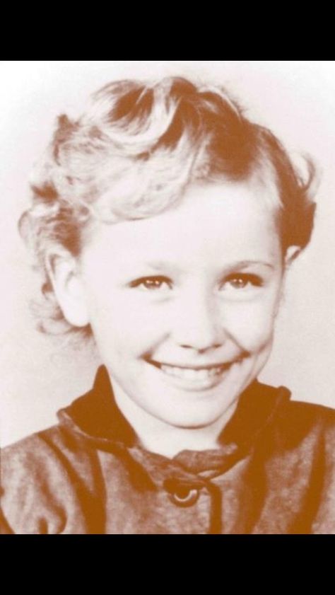 Dolly Parton as a baby Celebrities Then And Now, Famous Photos, Young Celebrities, Sean Penn, Country Music Stars, Childhood Photos, Catherine Deneuve, Country Singers, Dolly Parton