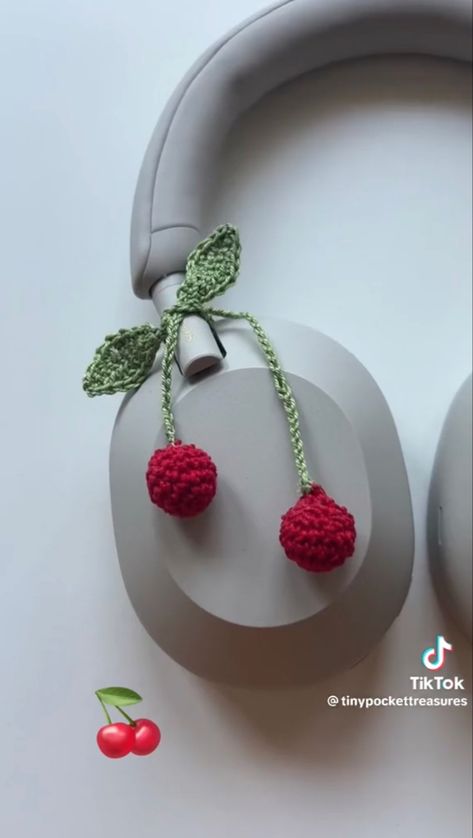 Headphone Charms Crochet, Headphone Accessories Crochet, Crochet Headphone Charm, Headphone Cover Crochet, Crochet Headphone Accessories, Crochet Daisy Chain, Headphone Charms, Headphone Crochet, Headphones Crochet