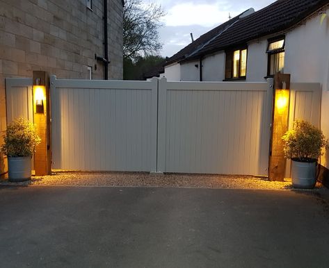 Composite Gate Ideas, Side Gate Ideas Backyards Entrance, Electric Gates Driveways, Glass Hallway, Entrance Gates Driveway, Electric Driveway Gates, Front Driveway, Wood Gates Driveway, Extension Styles