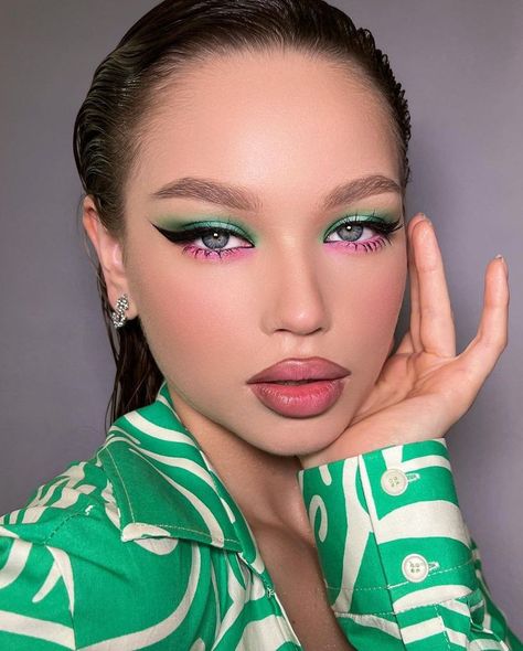 New Year’s Makeup Green 2024 16 Ideas: Glamorous Eyes, ’80s Vibes, and Enchanting Trends 2000 Makeup, Makeup 2023, Tutorial Eyeshadow, Spring Court, New Year's Makeup, Pink Eye Makeup, Rainbow Makeup, Makeup Tutorial Eyeshadow, Green Makeup