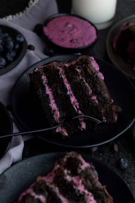 Chocolate Blueberry Cake, Blueberry Frosting, Frosting Chocolate, Chocolate Blueberry, Blackberry Cake, Cinnamon Roll Recipe Homemade, Blueberry Chocolate, Ganache Recipe, Eggless Baking