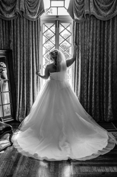 Poses Plus Size, Photography Plus Size, Bride Photo Ideas, Pose Portrait, Plus Size Bridal, Wedding Portrait Poses, Bridal Photography Poses, Bride Photography Poses, Plus Size Bride