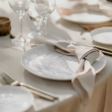 8 Pretty Ways to Fold Napkins At Your Wedding Reception Reception Table Place Settings, Wedding Napkin Folding, Reception Place Settings, Easy Napkin Folding, Napkins For Wedding, Wedding Napkins Personalized, Napkins Wedding, Wedding Plates, Wedding Place Settings