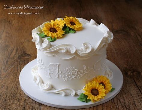 Summer by Anastasia Sunflower Birthday Cakes, Vintage Pasta, Simple Sugar, Mothers Day Cake, Fall Cakes, Summer Cakes, Cake Decorating Designs, Cake Lover, Cake Icing