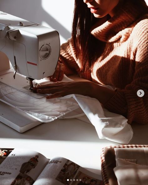 Sewing Machine Photoshoot, Sewing Aesthetic Photography, Sewing Photoshoot, Seamstress Aesthetic, Sewing Photo, Mom Photo Shoots, Woman Sewing, Sewing Aesthetic, Street Photography Portrait