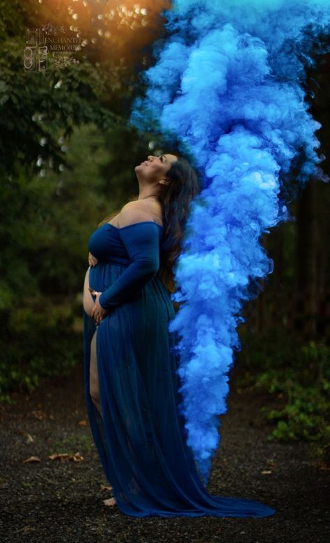 Smokebomb Photoshoot Ideas Maternity, Baby Boy Gender Reveal Ideas, Boy Maternity Pictures, Blue Maternity Dress Photo Shoot, Blue Maternity Shoot, Baby Boy Maternity Shoot, Boy Maternity Shoot, Outside Maternity Pictures, Baby Shower Photography Poses