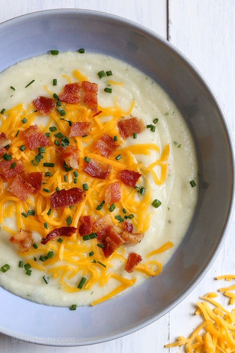 This slimmed down version of a loaded baked potato soup has everything you love about a baked potato – sour cream, cheddar, bacon and chives, at a fraction of the calories! Baked Potato Sour Cream, Loaded Baked Potato Soup Recipe, Soup Sunday, Baked Potato Soup Recipe, Loaded Baked Potato, Loaded Baked Potato Soup, Baked Potato Soup, Loaded Baked Potatoes, Potato Soup Recipe